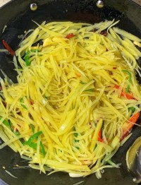 家常土豆丝做法：切丝技巧、焯水时间，脆嫩口感关键​
