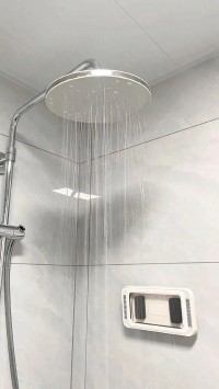 浴室花洒除水垢：出水口堵塞，白醋浸泡轻松疏通​